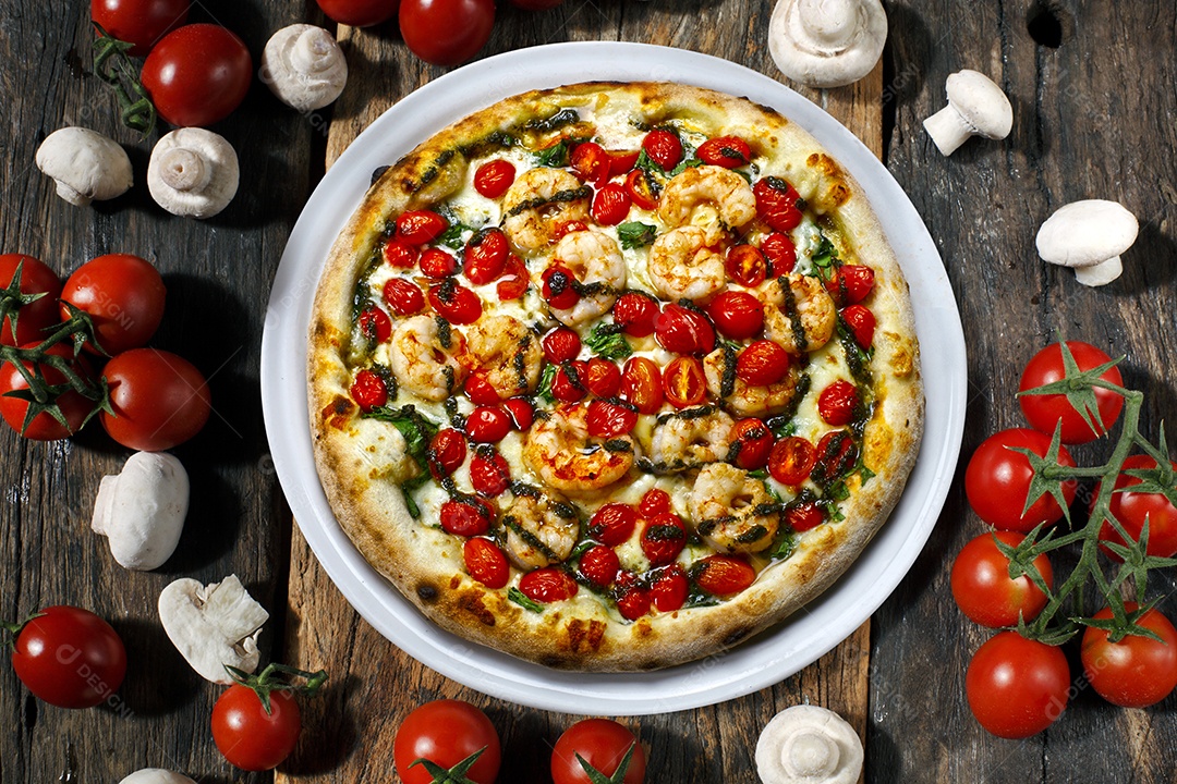 Pizza de queijo com tomates cerejas