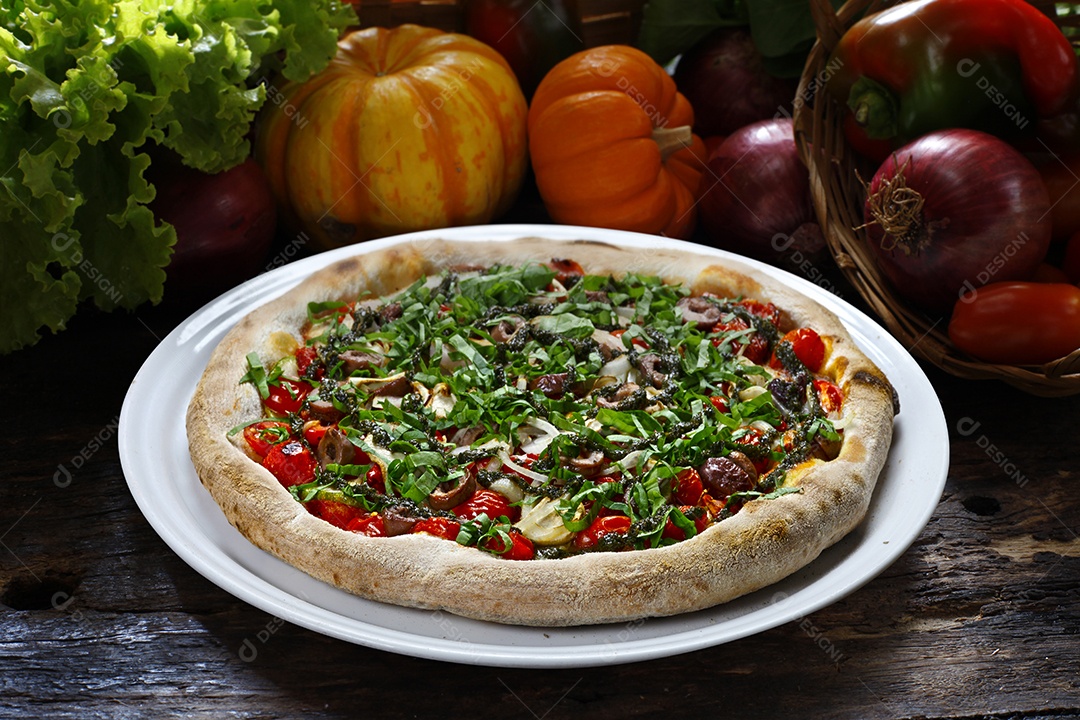 Pizza com azeitona e tomate cereja