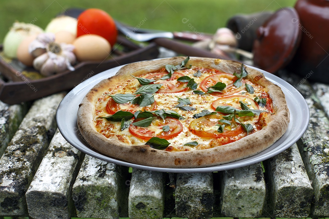 Pizza marguerita tomate mussarela manjericão