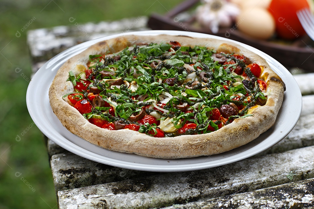 Pizza com azeitona e tomate cereja