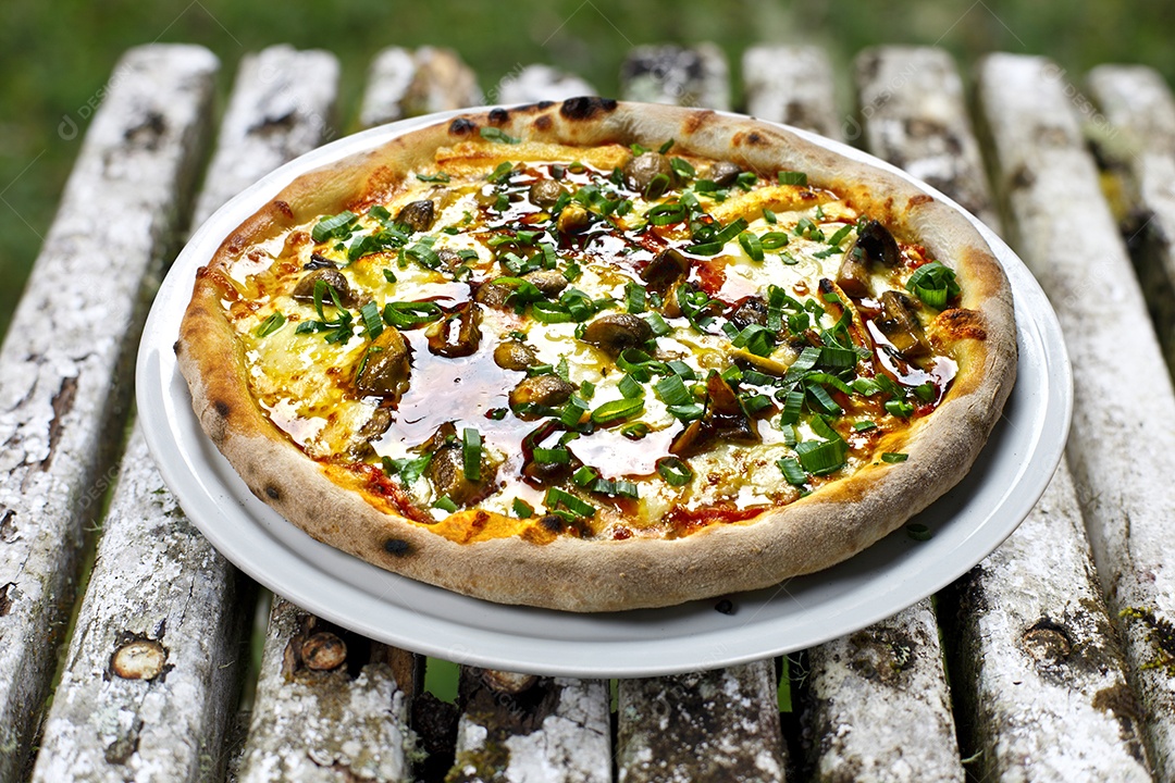 Pizza de queijo e cogumelos