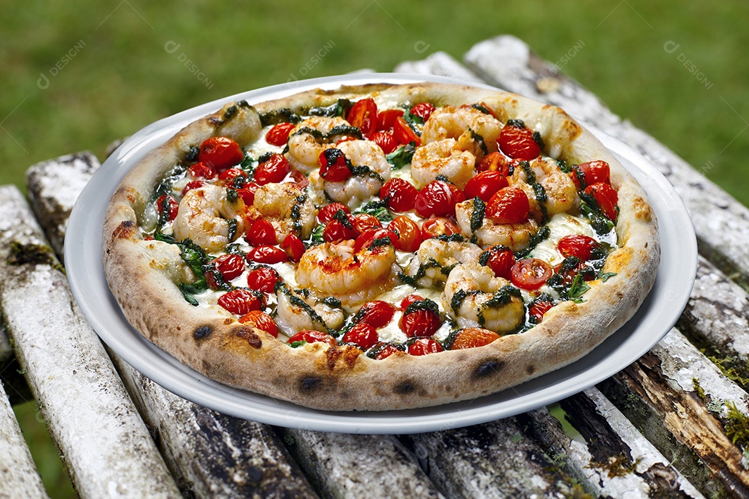 Pizza de queijo com tomates cerejas