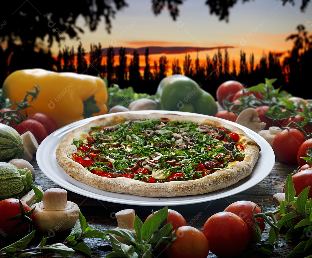 Pizza de queijo com tomate com vista para o por do sol