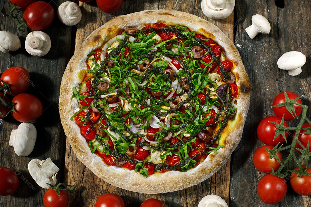 Pizza com azeitona e tomate cereja