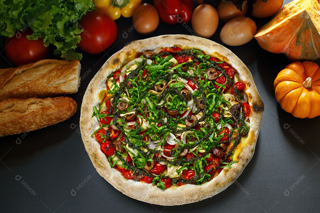 Pizza com azeitona e tomate cereja