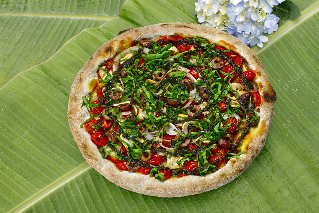 Pizza com azeitona e tomate cereja