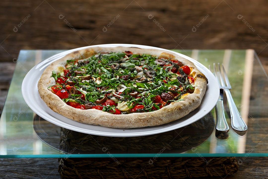 Pizza com azeitona e tomate cereja