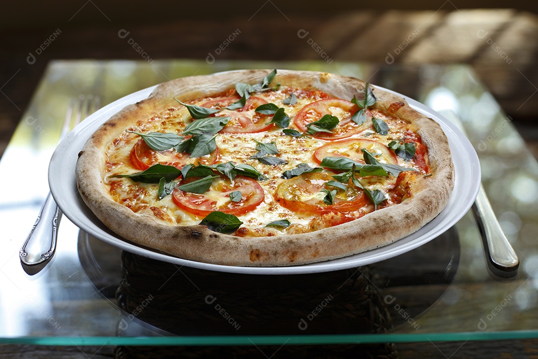 Pizza marguerita tomate mussarela manjericão