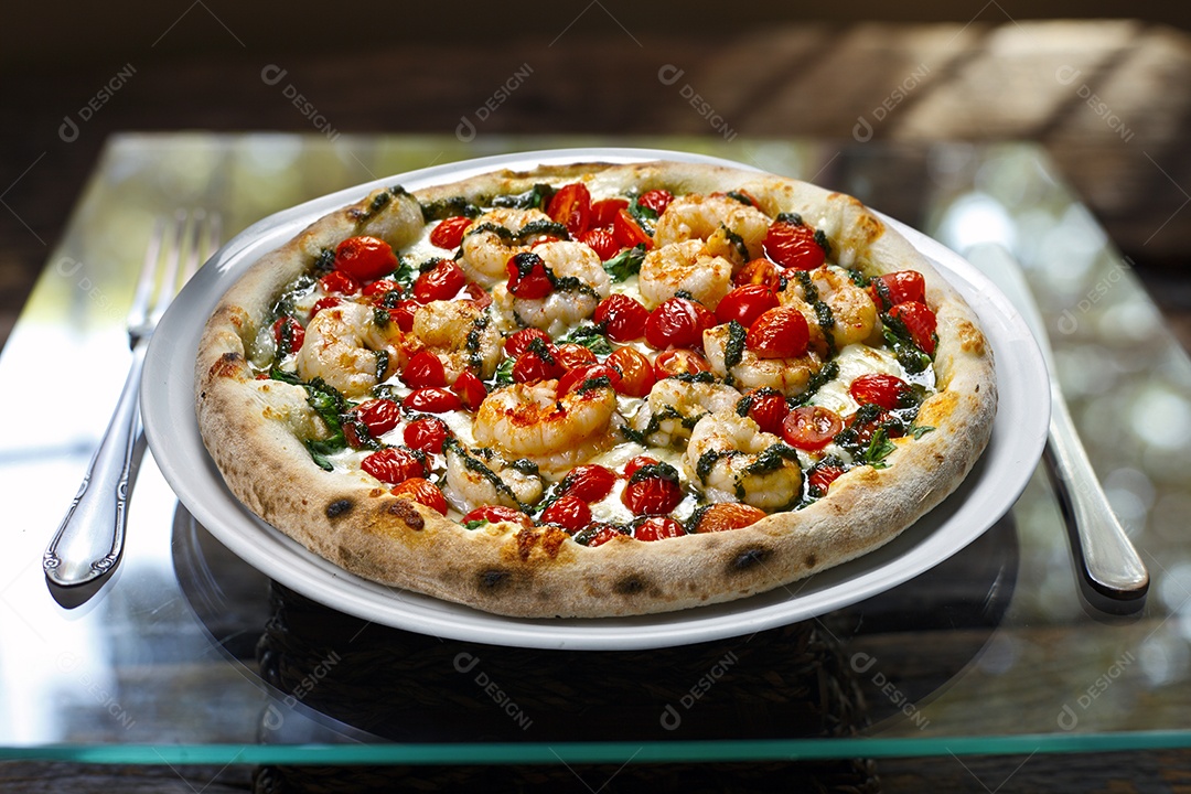 Pizza de frutos do mar com vinho