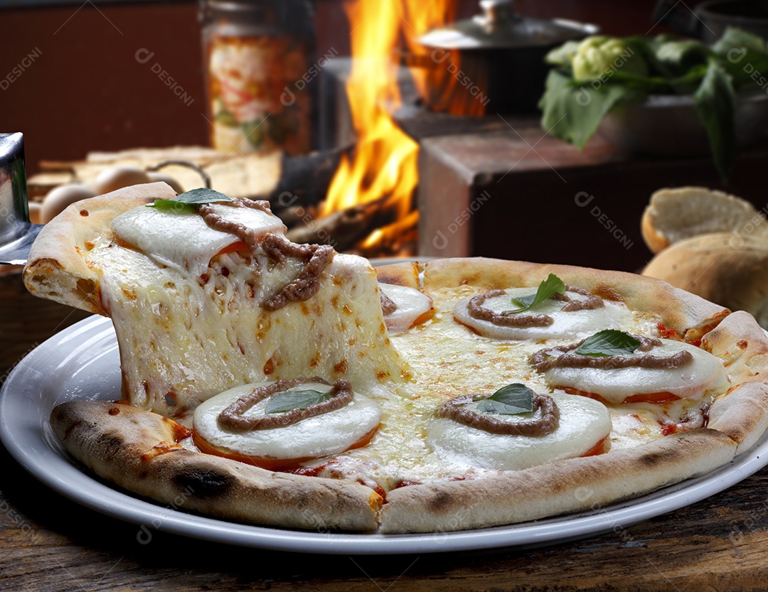 Fatia de pizza de mussarela derretida