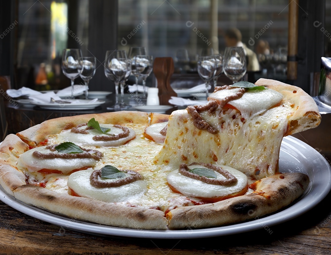 Fatia de pizza na espátula pizza de queijo