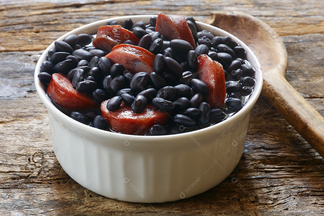 Feijão preto delicioso com calabresa