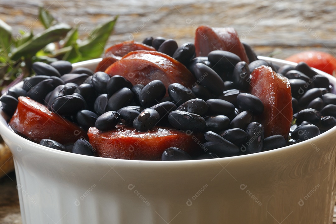 Delicioso feijão preto com calabresa
