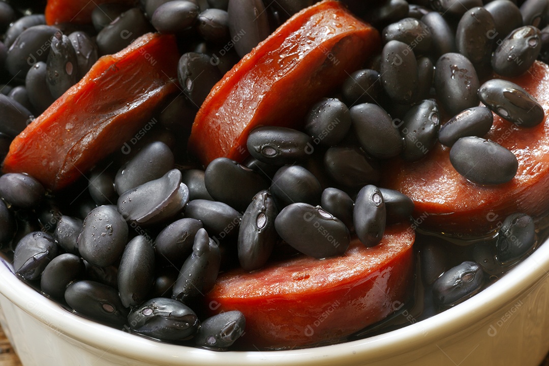 Feche de feijão preto com calabresa