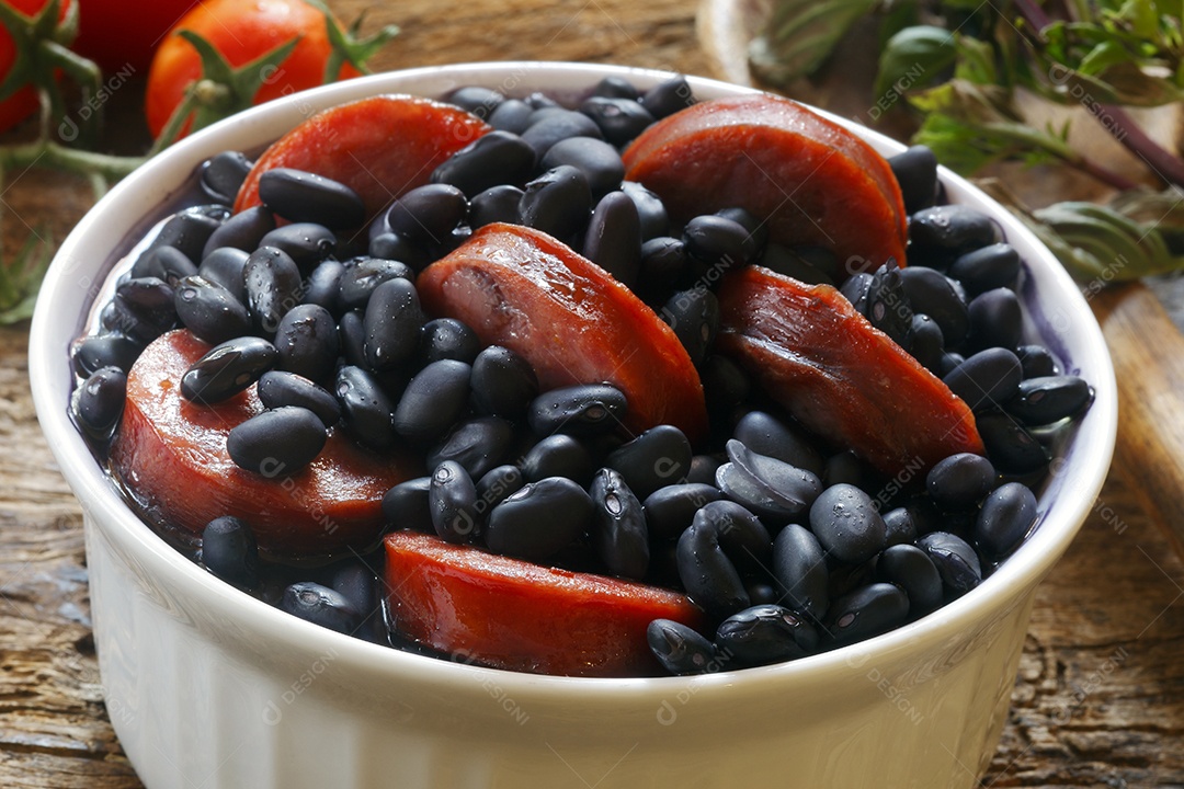 Comida brasileira feijão preto com calabresa delicioso