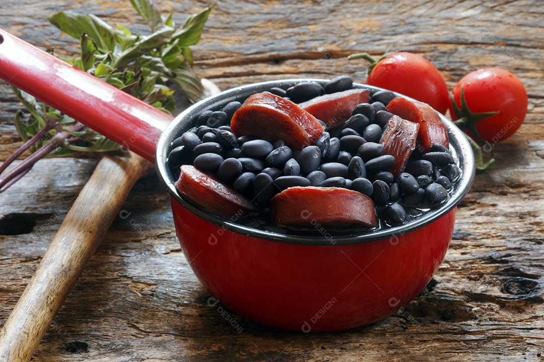 Comida brasileira feijão preto com calabresa delicioso