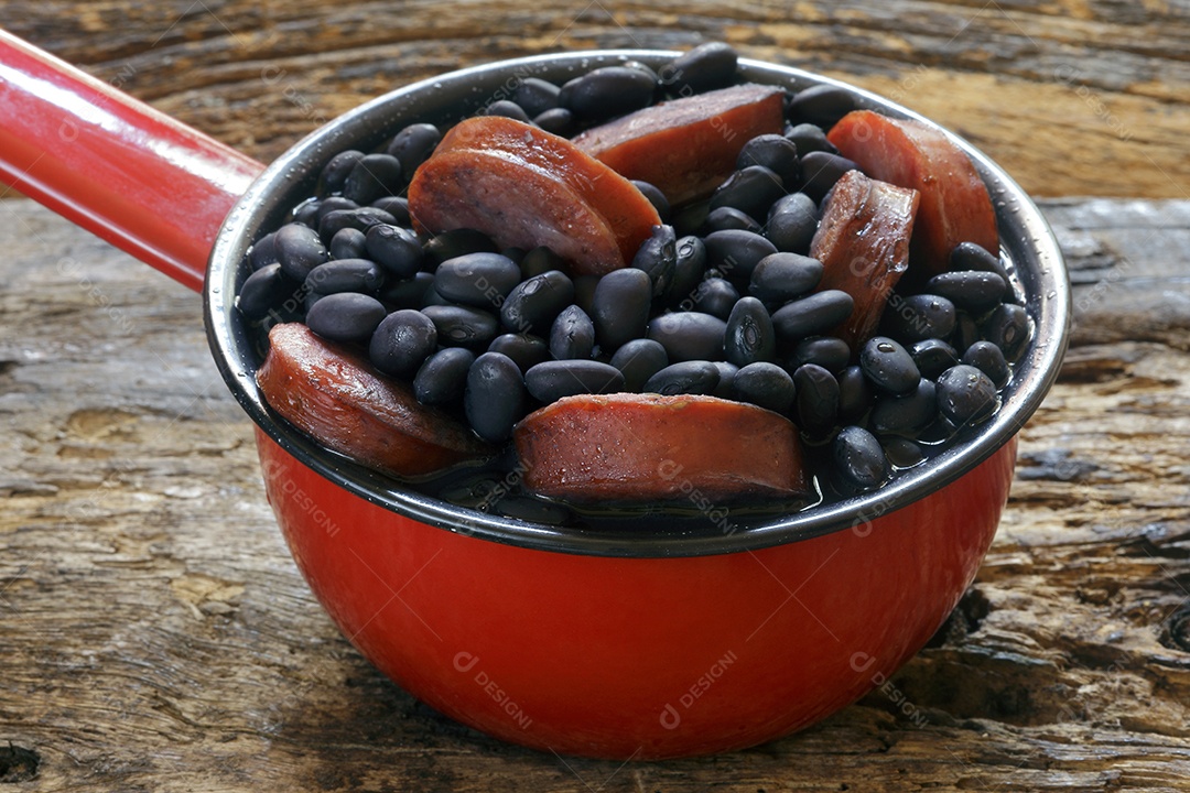 Comida brasileira feijão preto com calabresa delicioso