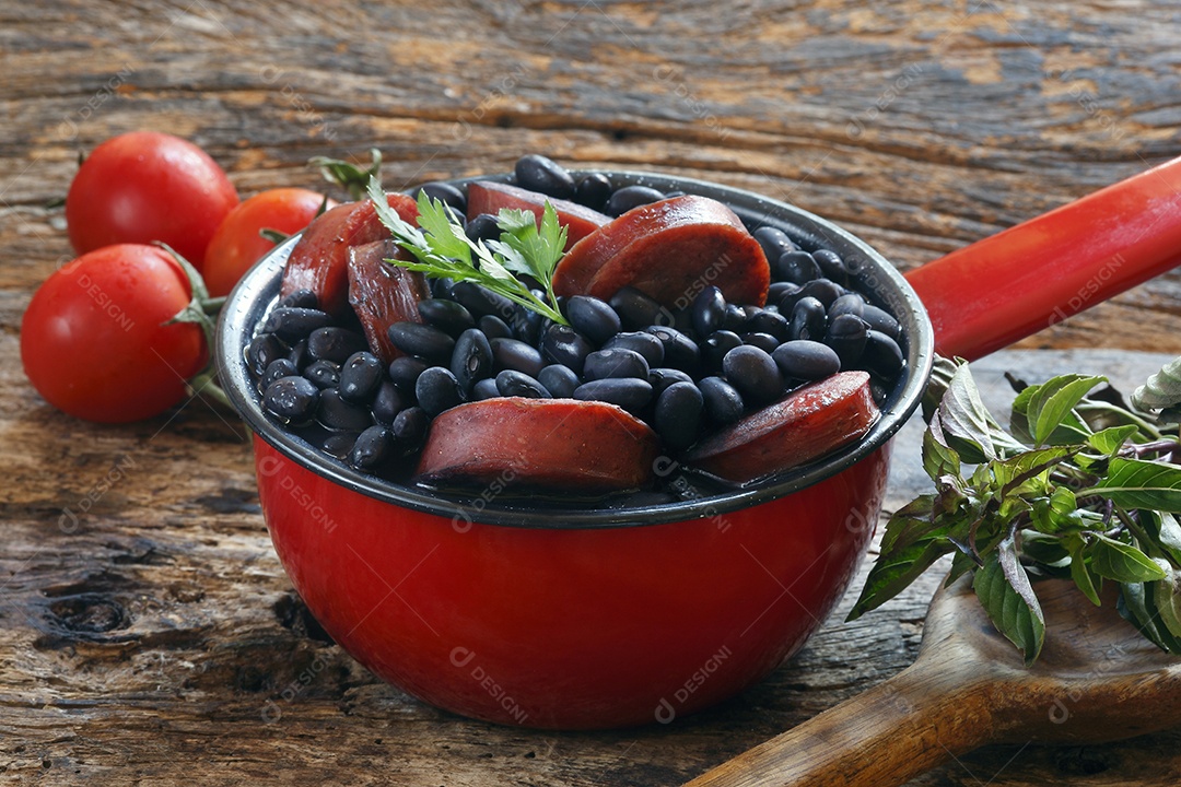 Feijão preto delicioso com calabresa