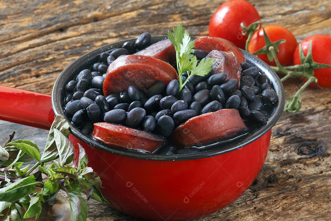 Feijão preto com calabresa e salsa