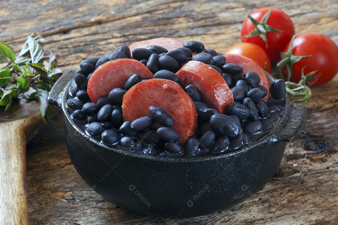 Feijoada com calabresa e salsa