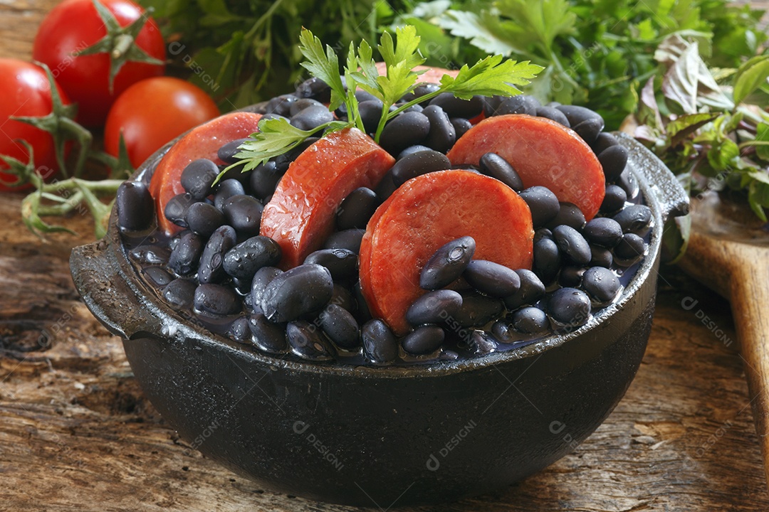 Feijão preto delicioso com calabresa