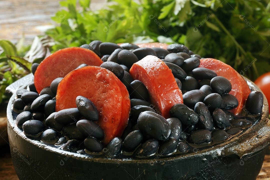 Feijão preto com calabresa e salsa