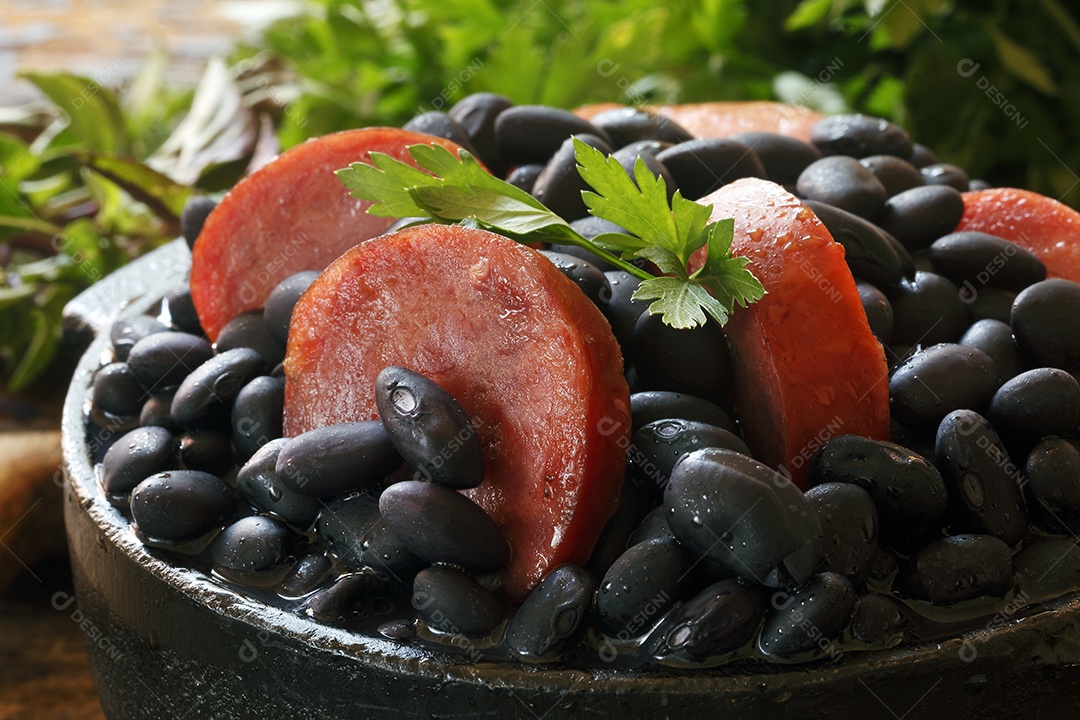 Feijão preto delicioso com calabresa
