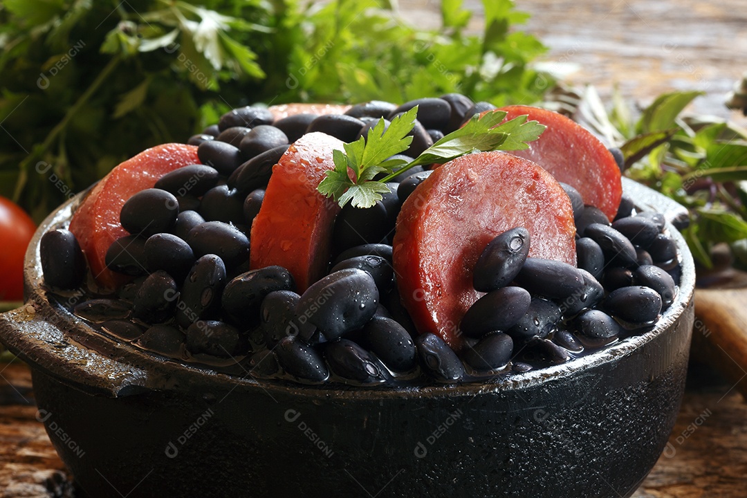 Feijão preto com calabresa e salsa