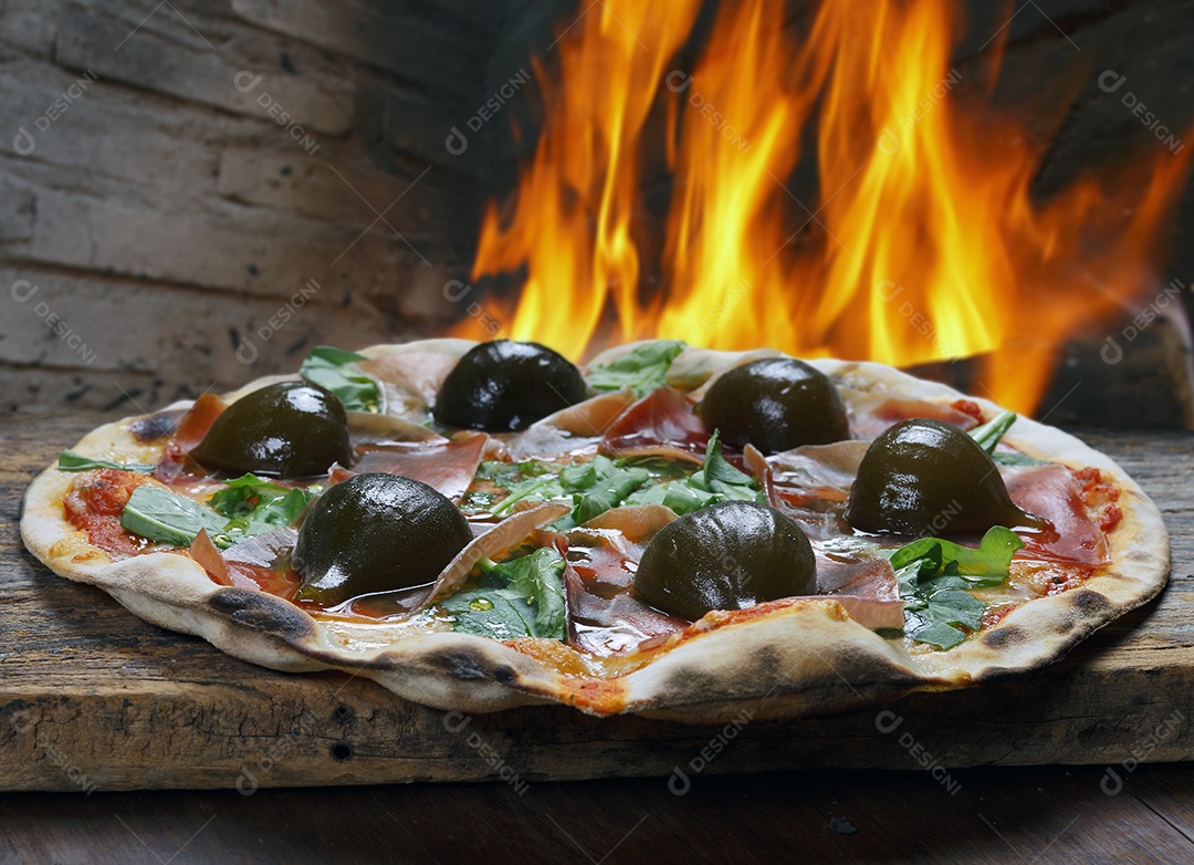 Pizza de figo com presunto parma assada no forno a lenha