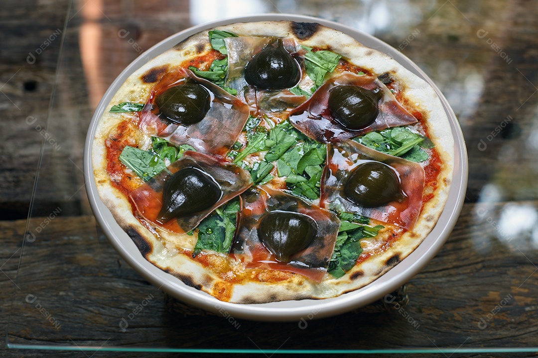 Pizza de figo com presunto parma assada no forno a lenha