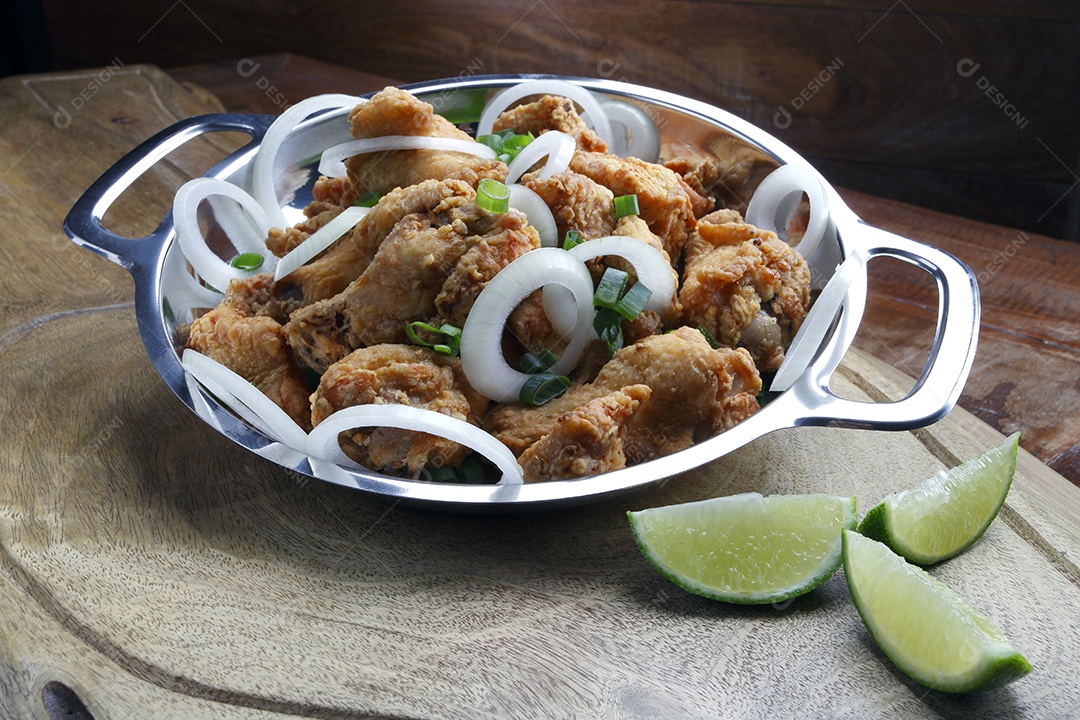 Porção deliciosa de frango frito