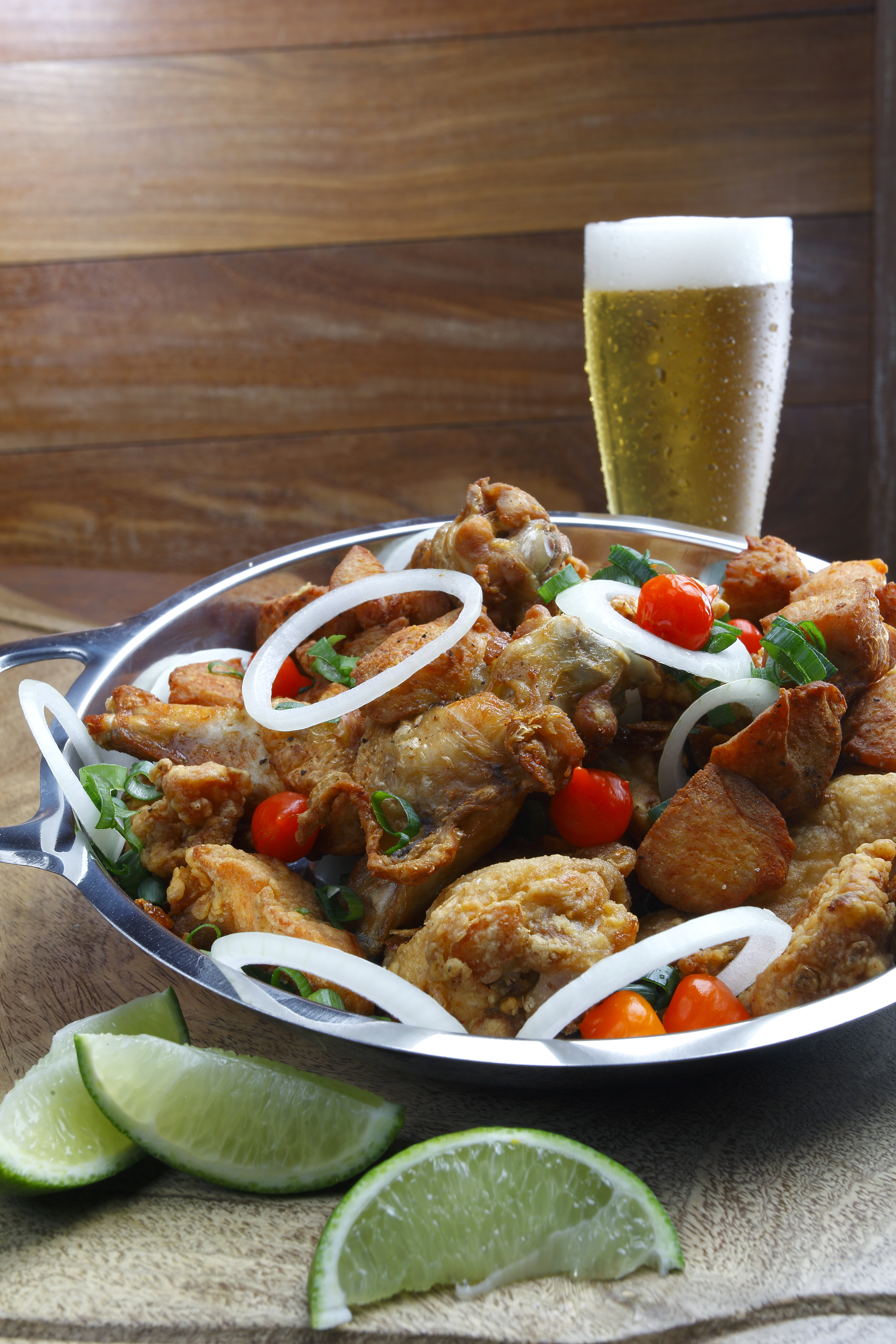 Porção de frango frito com cerveja