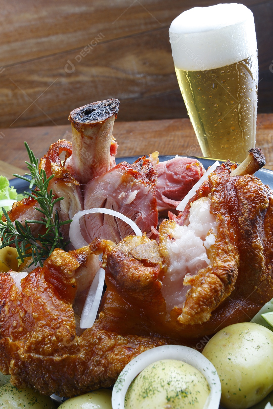 Prato com petisco e cerveja