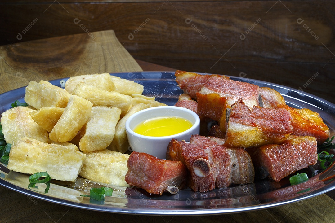 Mandioca frita com carne de porco tira gosto