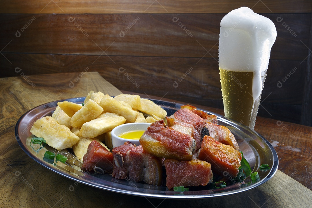 Mandioca frita com carne de porco e cerveja tira gosto