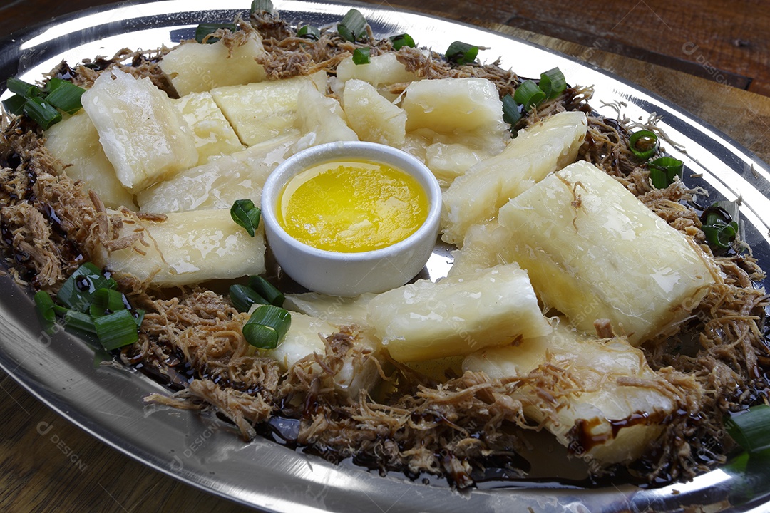 Carne desfiada com mandioca cozida