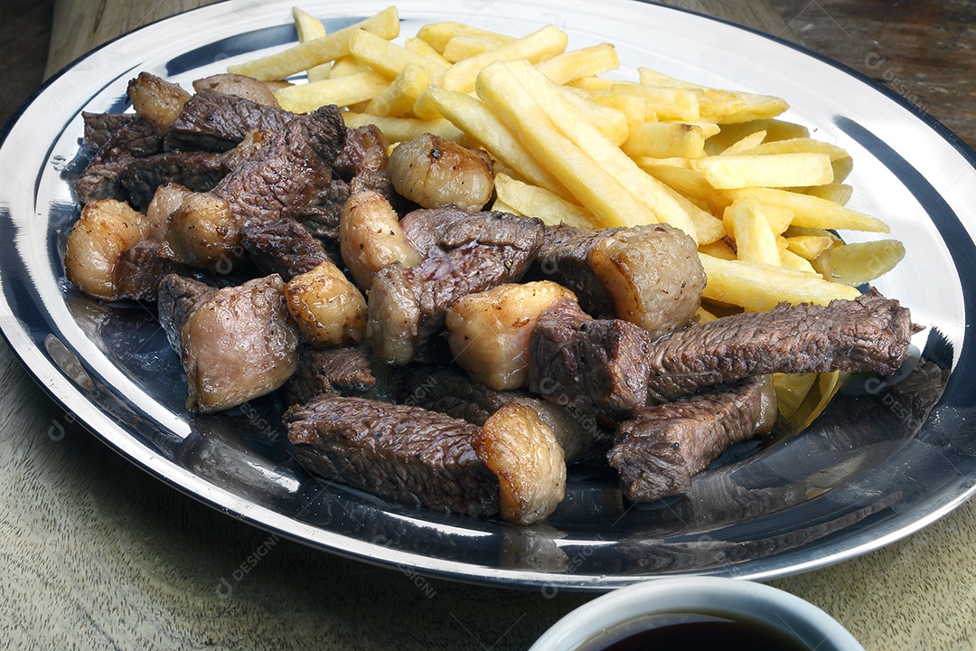 Porção carne fatiadas com batata