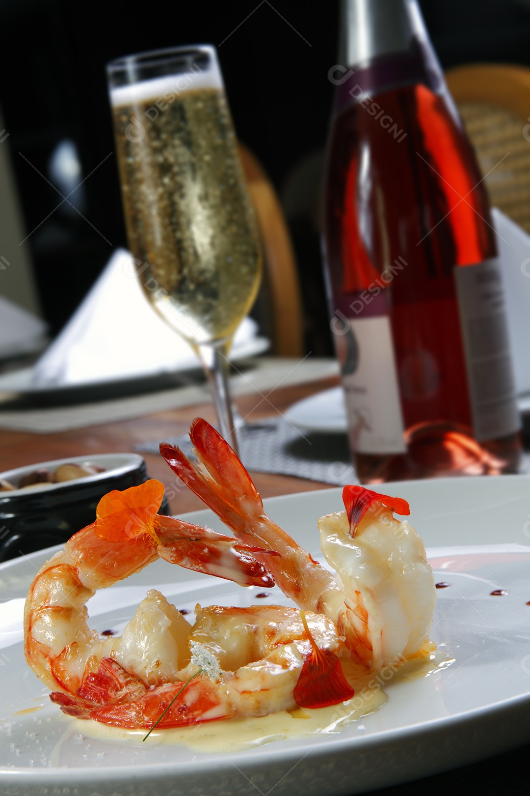 Restaurante de frutos do mar mesa posta com champanhe