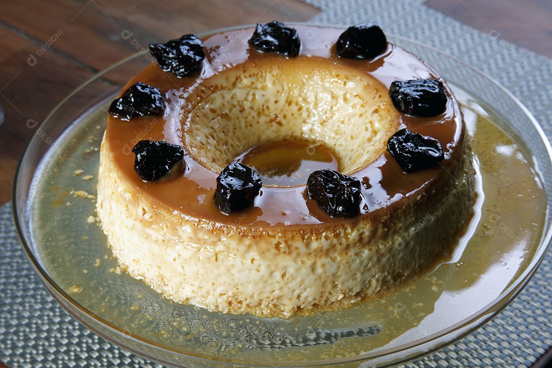 Pudim tradicional com ameixas