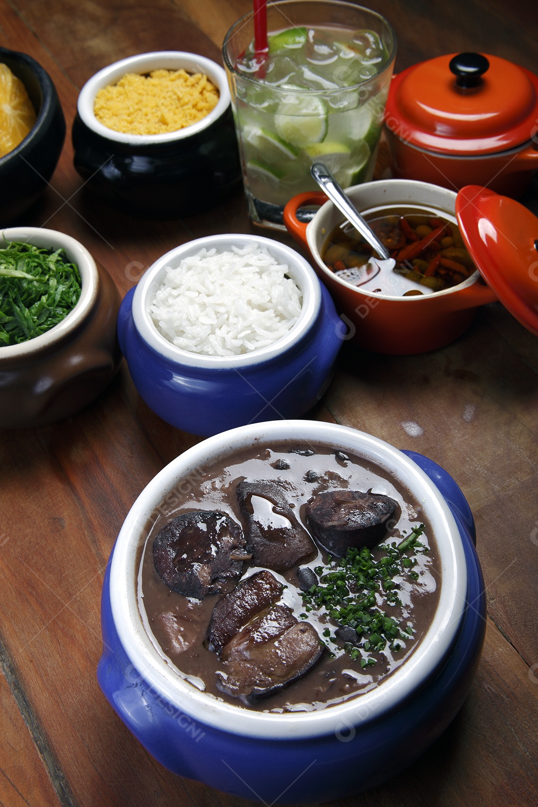 Comida típica feijoada tradicional com acompanhamentos
