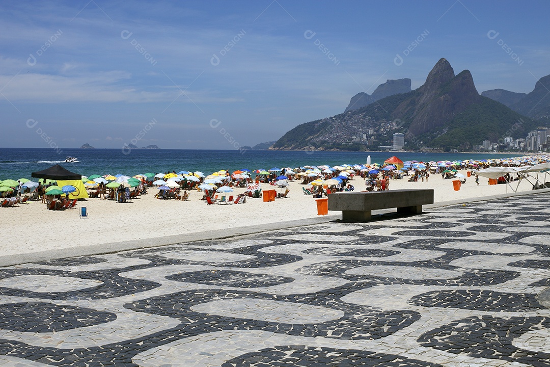 Calçadão de Ipanema com vista para praia