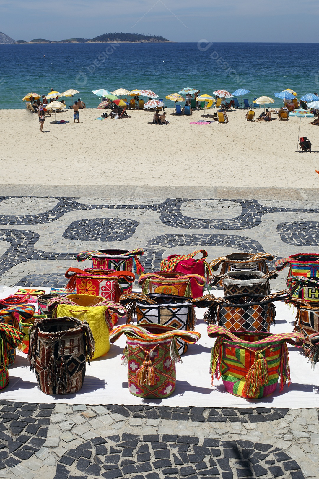 Calçadão de Ipanema com artesanatos vista para beira do mar