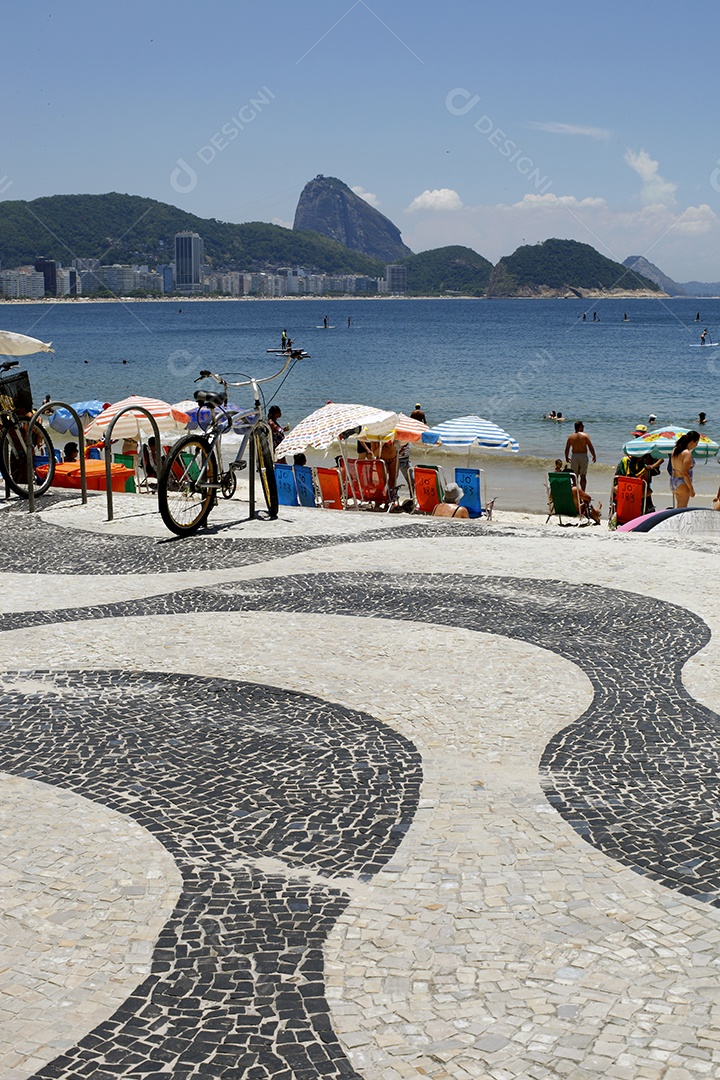 Beira praia com guarda chuvas bicicletas