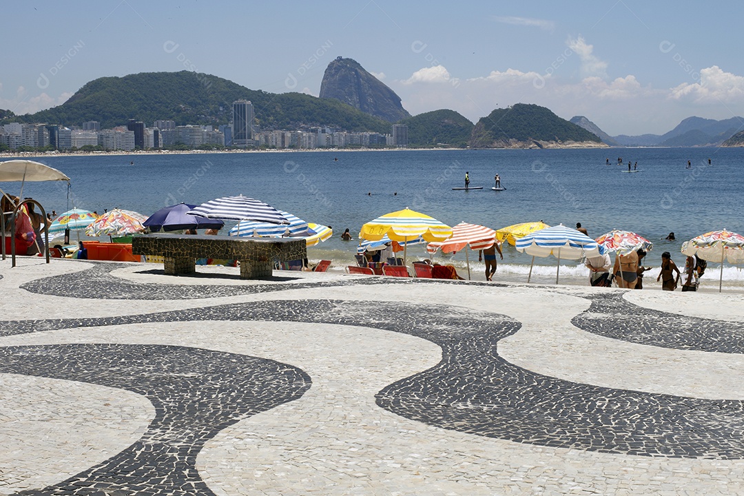 Vista do calçadão da praia de Ipanema