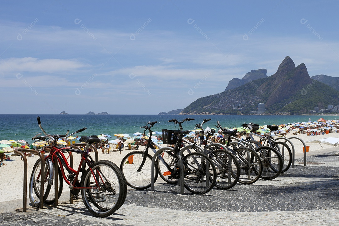 Muitas bicicletas na beira da praia