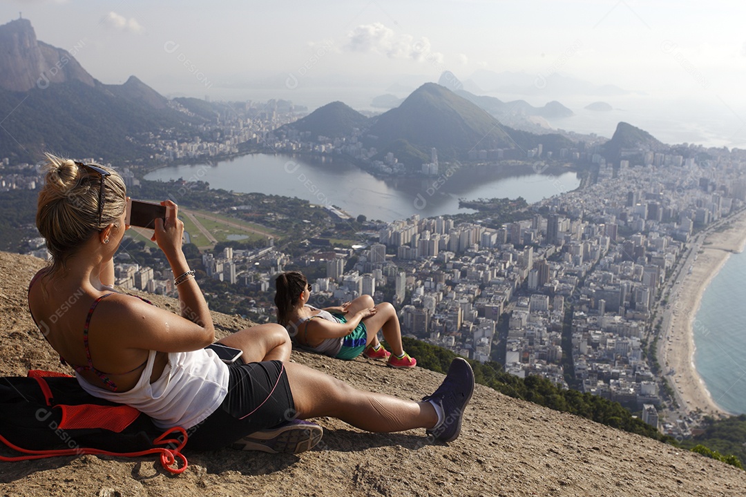 Mulheres apreciando a vista de uma montanha