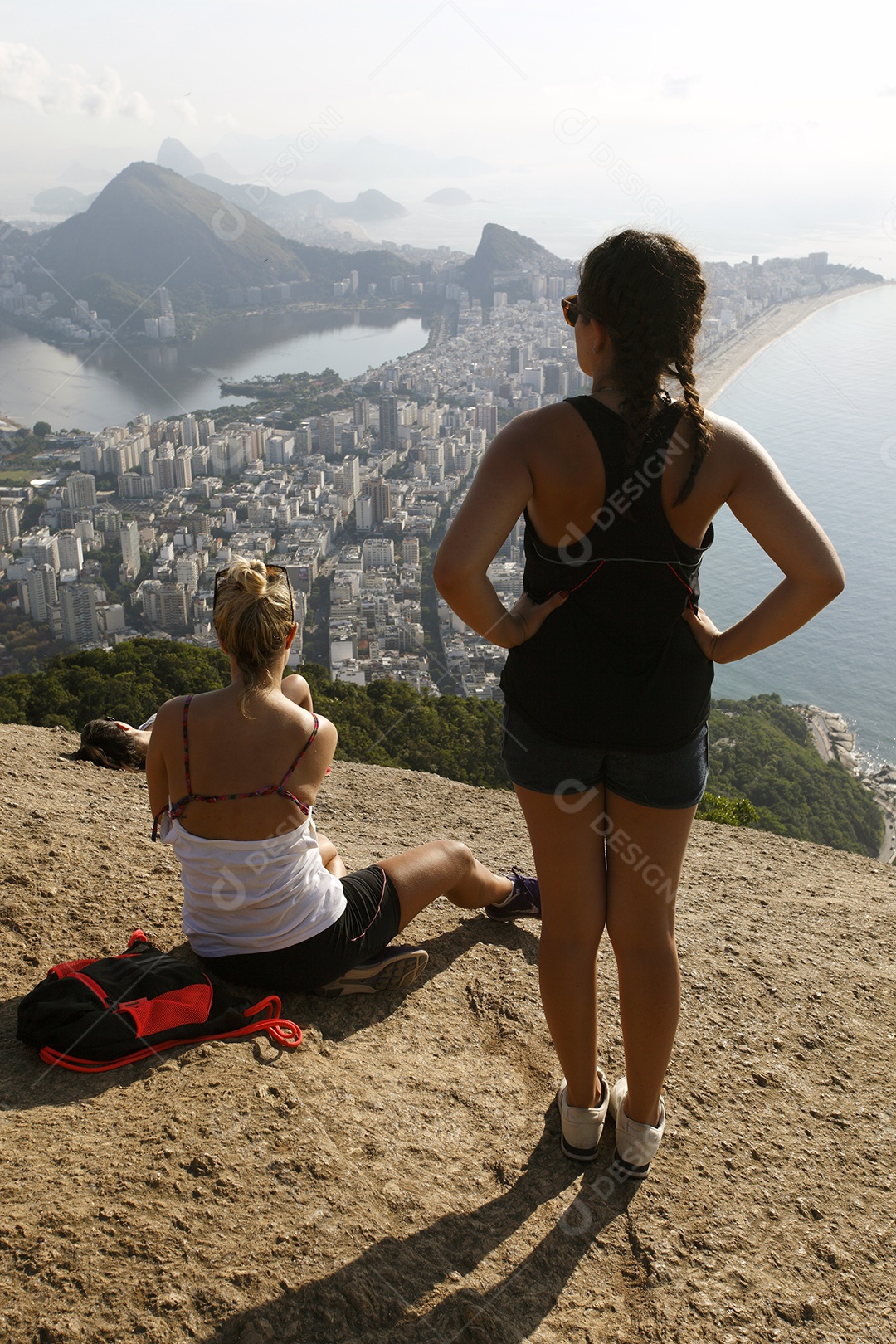 Duas mulheres no morro apreciando a vista