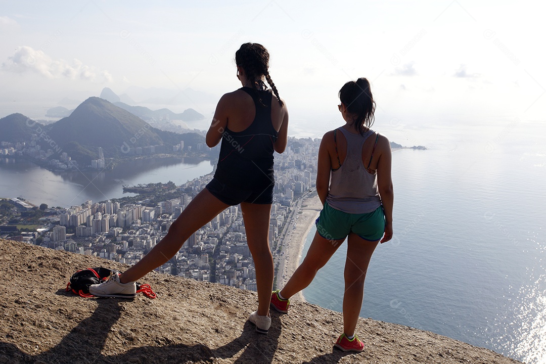 Duas mulheres no morro apreciando a vista