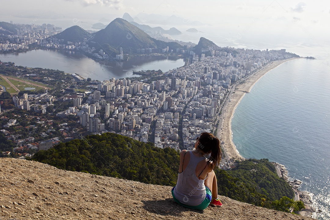 Vista da montanha de dois irmãos mulher apreciando
