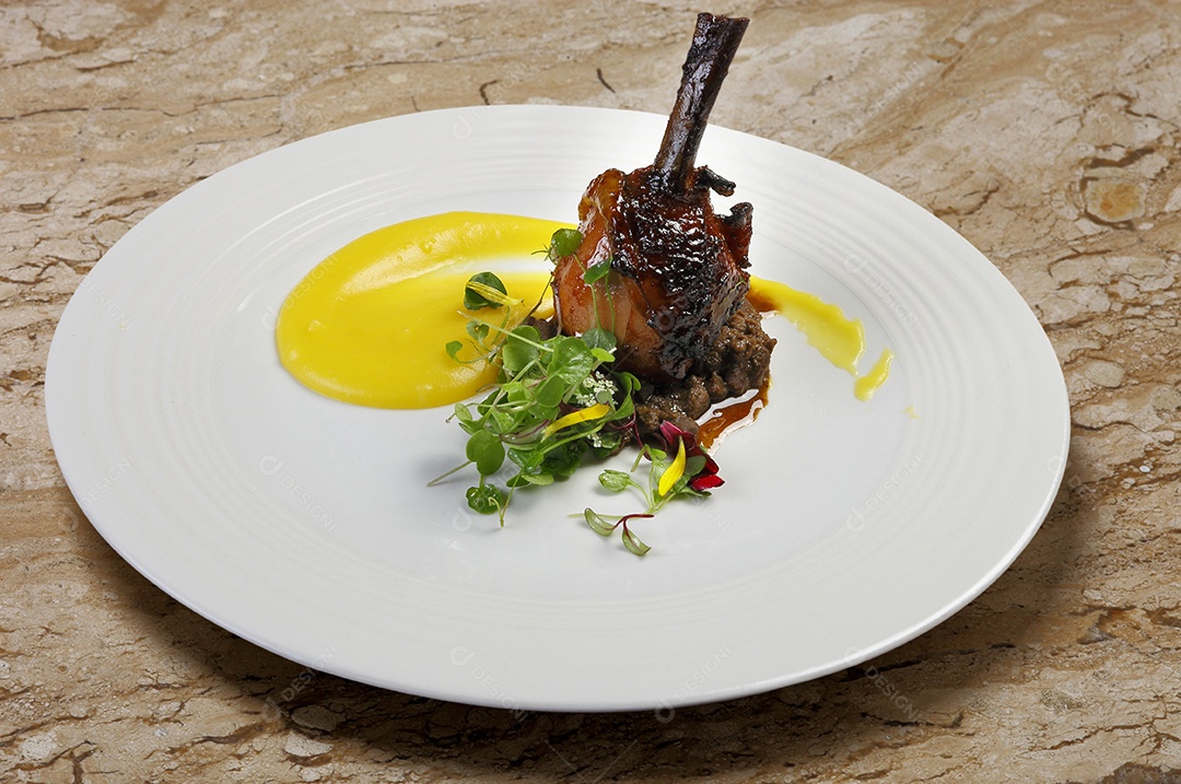 Carne costela assada como molho e ervas